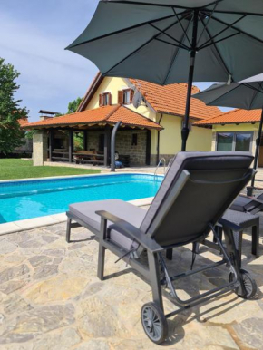 SPA HOLIDAY HOUSE REŽEK - Lovinac